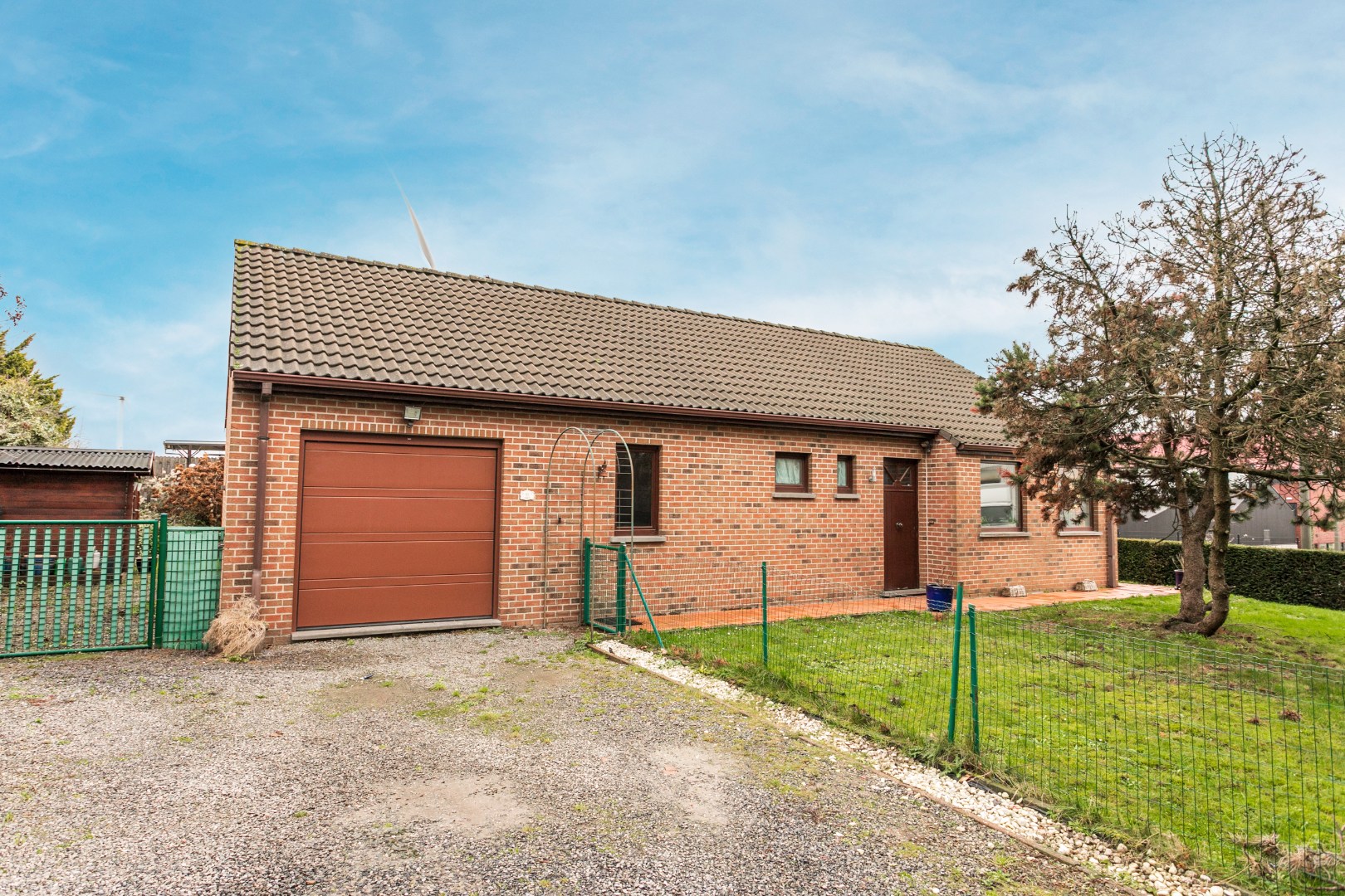 Op te frissen bungalow met 2 slaapkamers, garage en tuin op topligging in Halle 