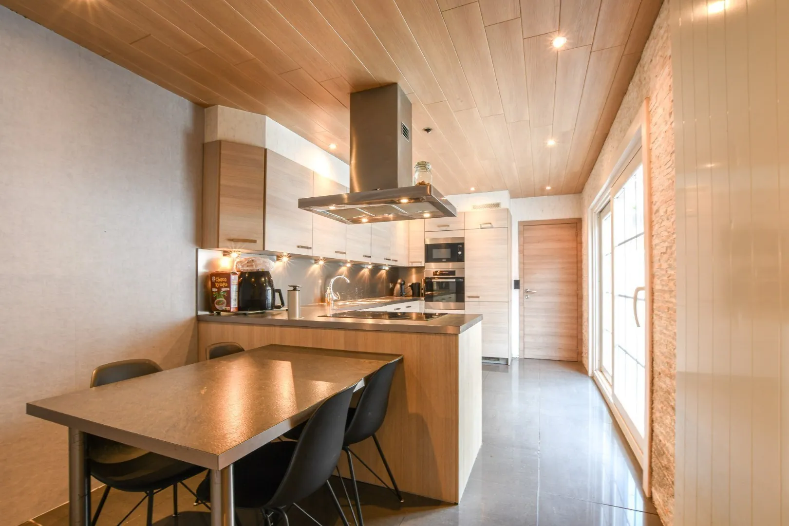 Halfopen bebouwing met 3 slaapkamers, zonnige koer in het centrum van Blankenberge