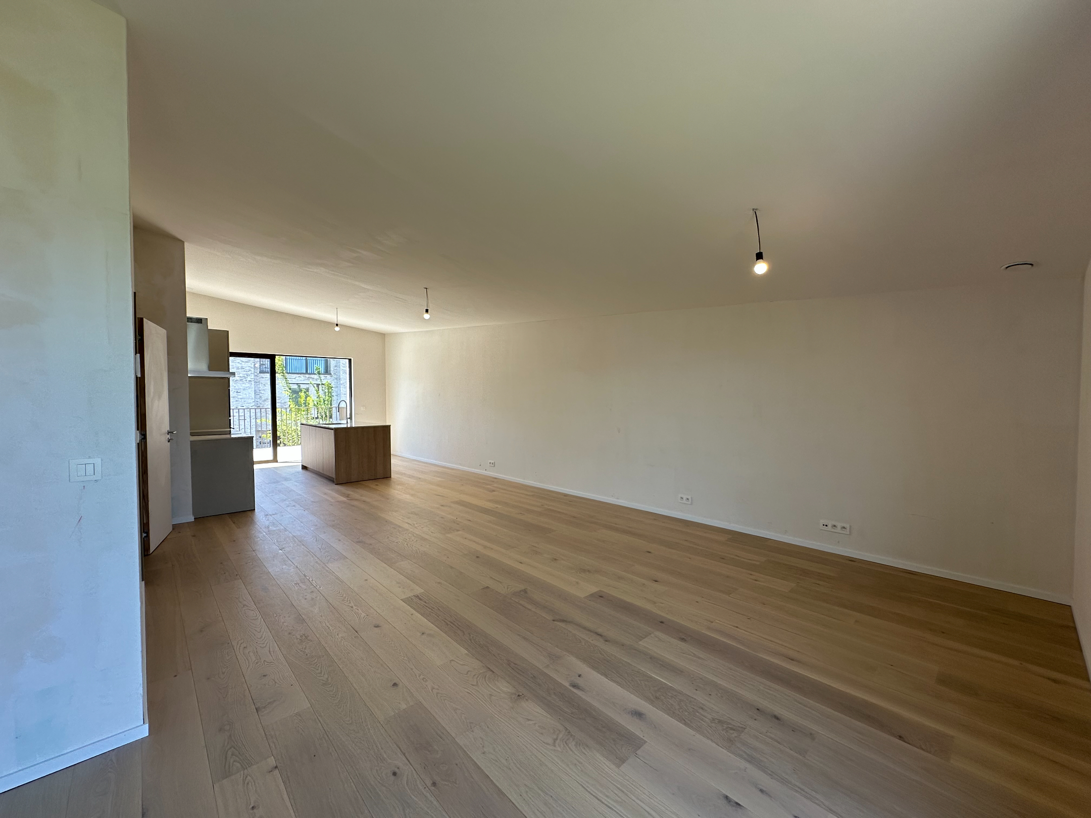 Exclusieve nieuwbouwwoning met 3 slaapkamers, ruime garage en zonnige terrassen op een rustige ligging in Knokke. 