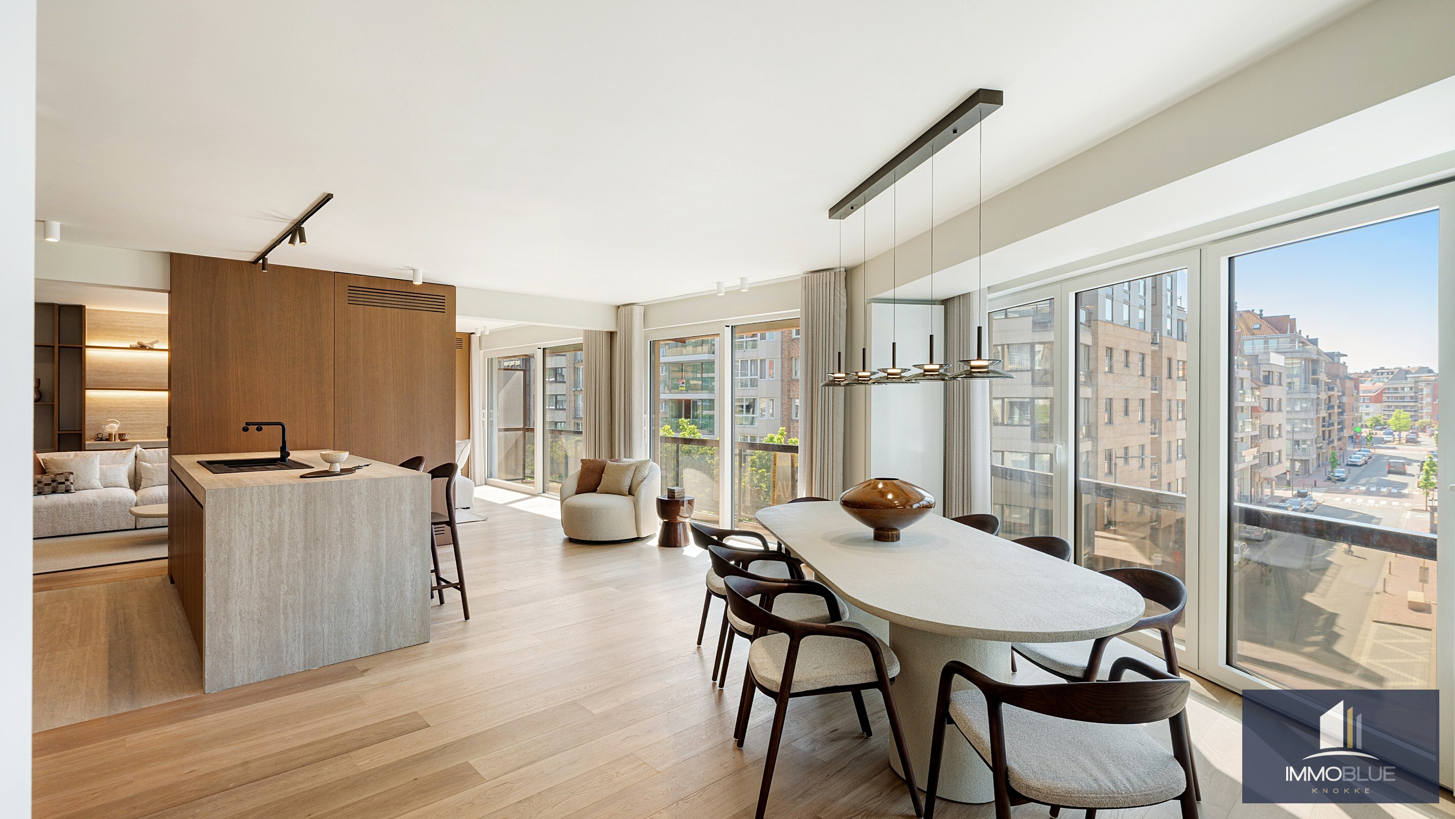Uitzonderlijk hoekappartement, gelegen in de Zoutelaan, met een gevelbreedte van ca. 16 meter en biedt een open uitzicht op de Lippenslaan. 