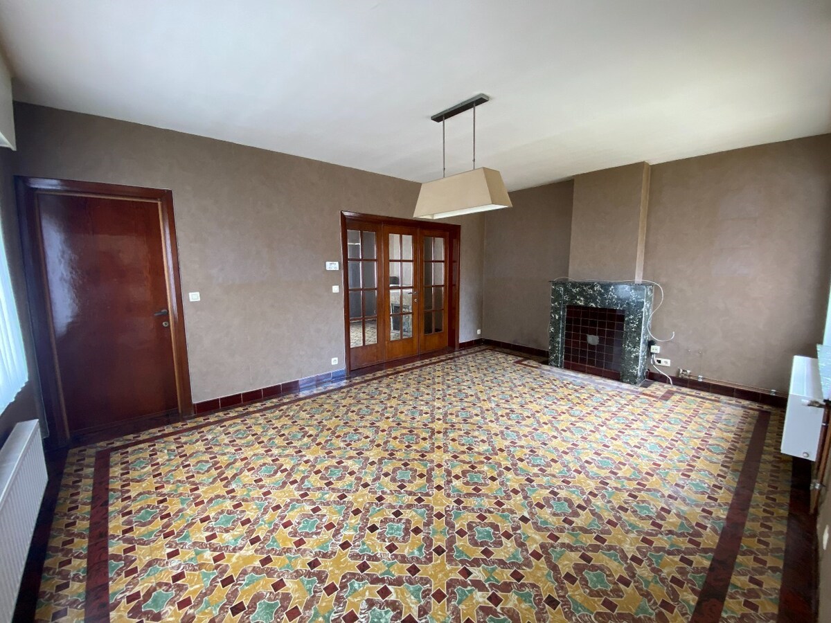 Verrassend ruime gezinswoning met garage, tuin en bijgebouw 