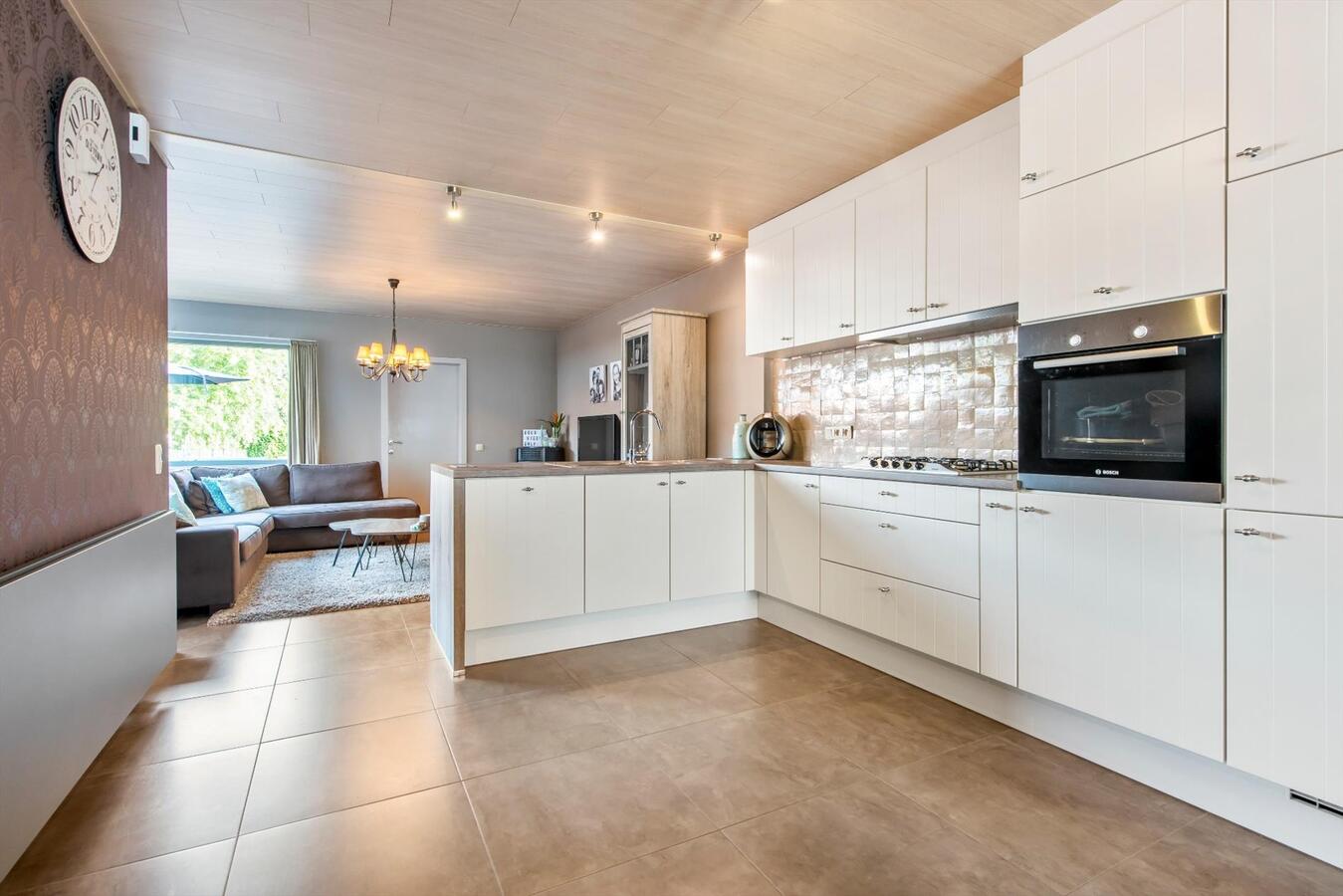 Volledig instapklare woning met 3 slaapkamers en mooie tuin in het hartje van Jonkershove. 