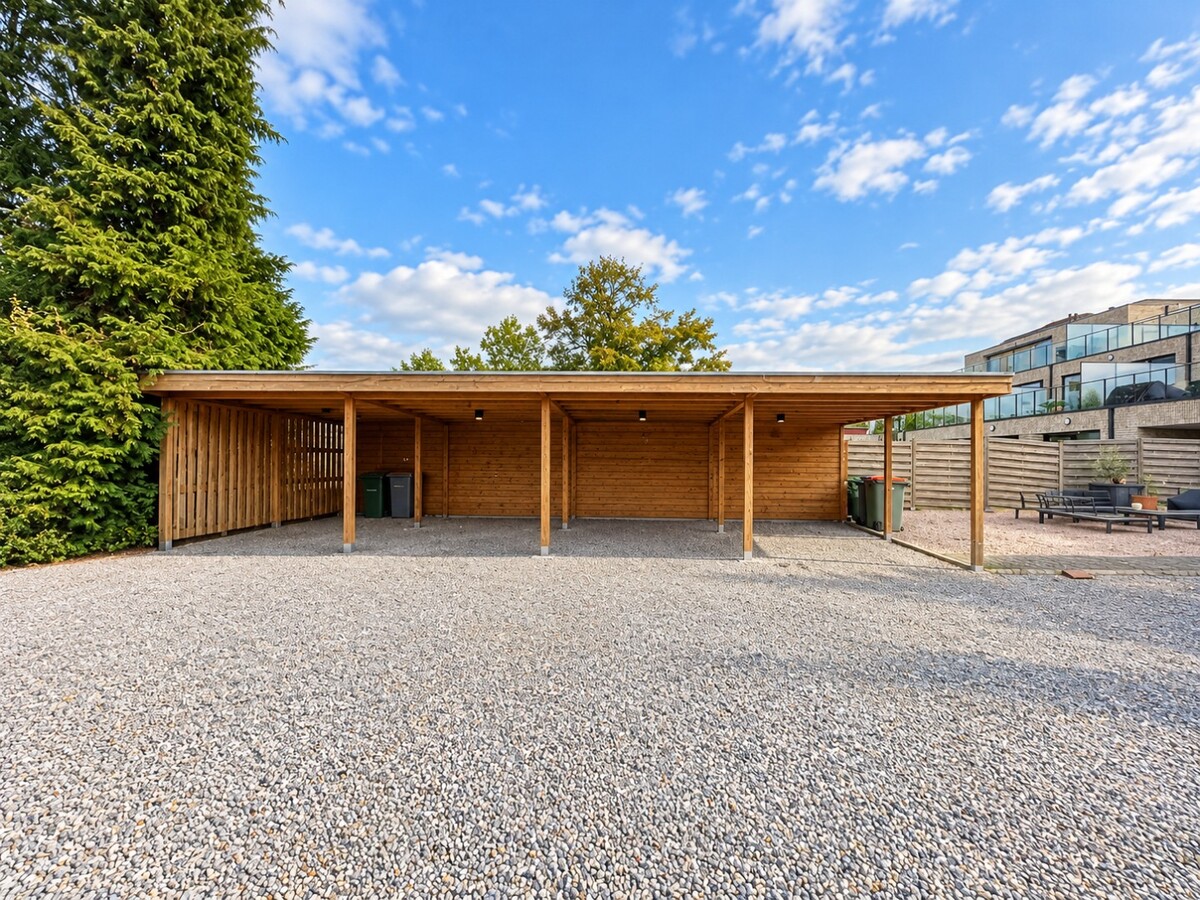 Comfortabel appartement met 3 slaapkamers, terras, tuin en carport. 