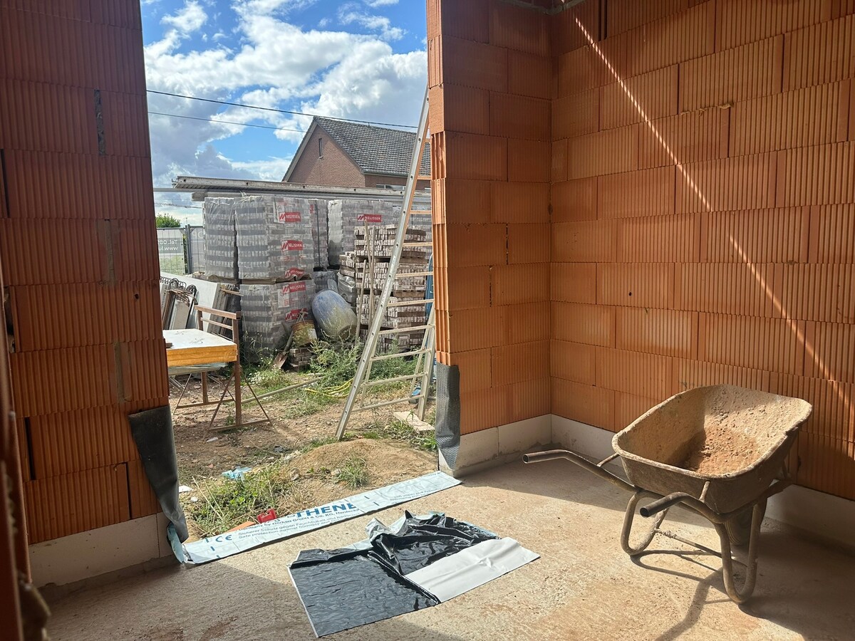 Schitterend gelegen nieuwbouw woning met 4 slaapkamers. Rustige ligging ! 