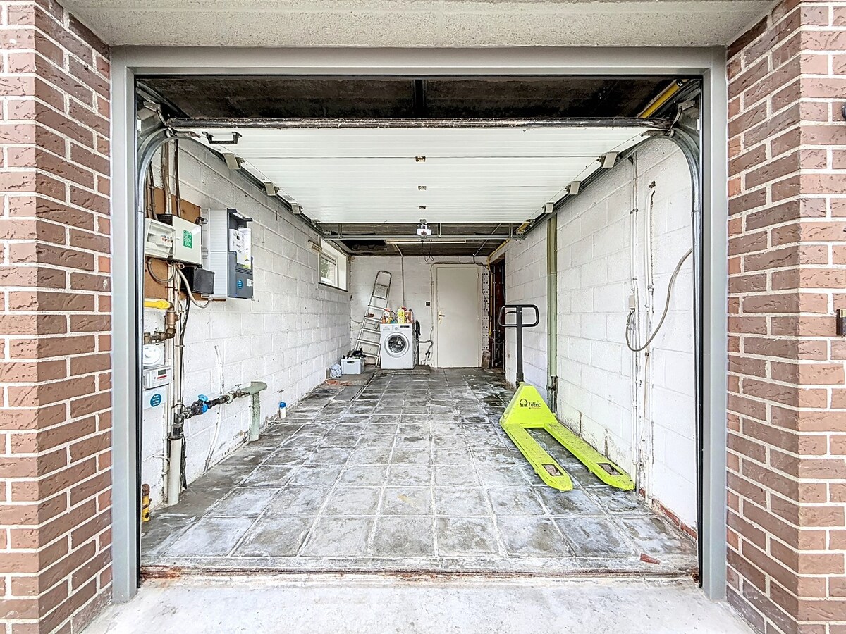 Op te frissen HOB met garage en tuin te Bijloke 