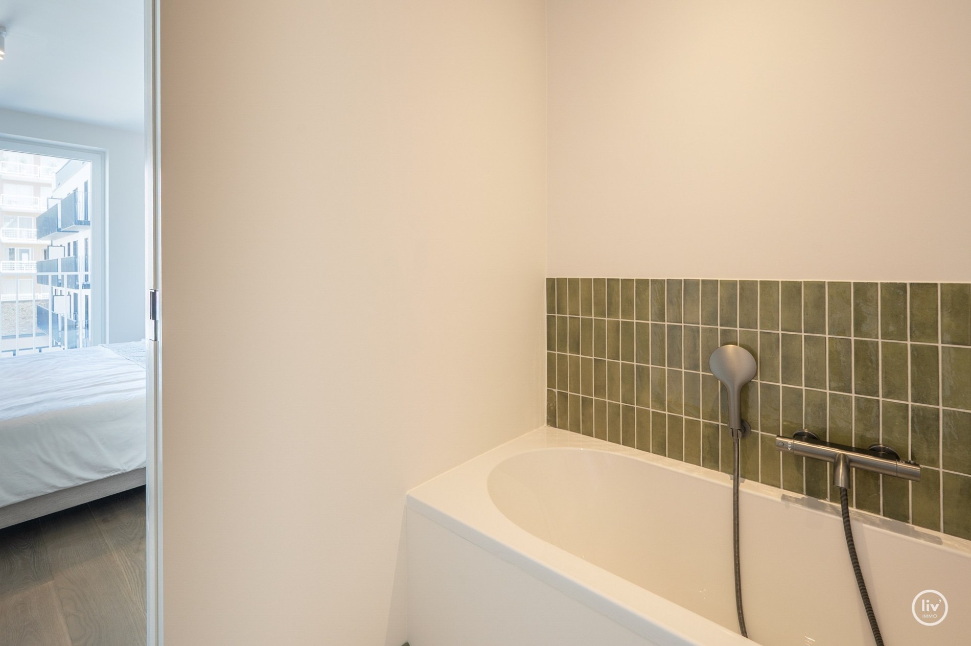 Zuidgericht nieuwbouwappartement met 2 slaapkamers op topligging aan de Kustlaan. 