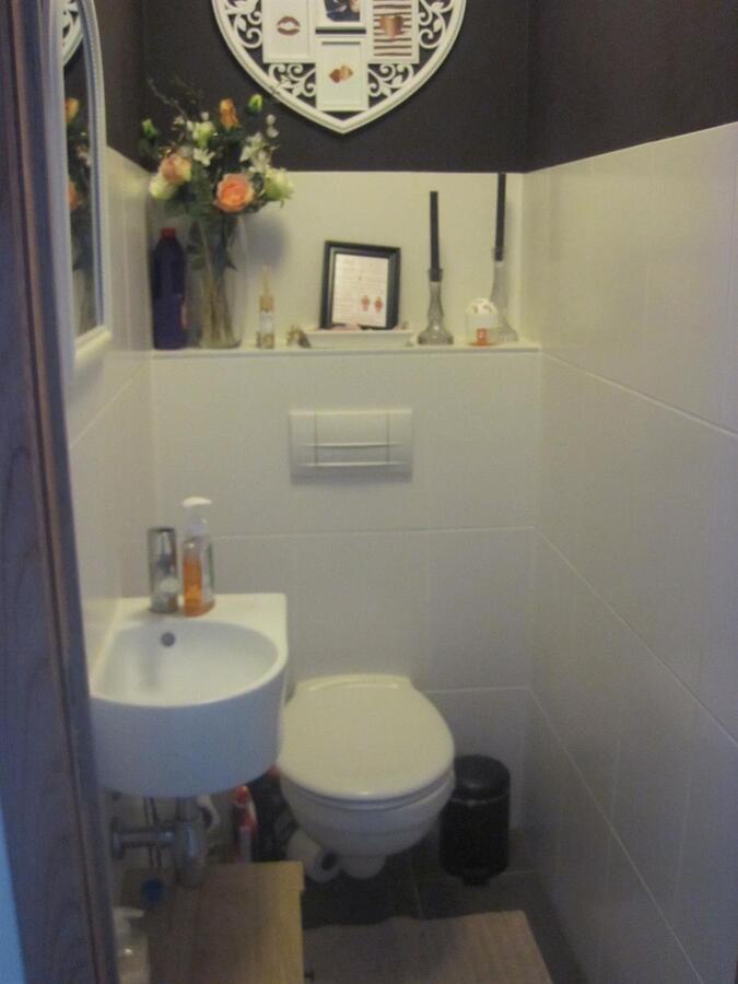 Ruim gelijkvloers appartement met terras en tuintje. Incl. afz. garage ! 