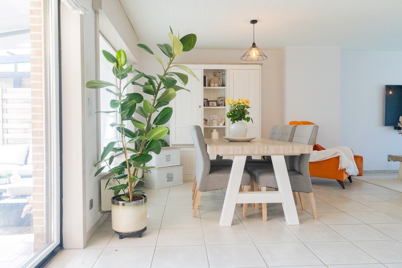 Maison entièrement rénovée, garage, parking, jardin. 