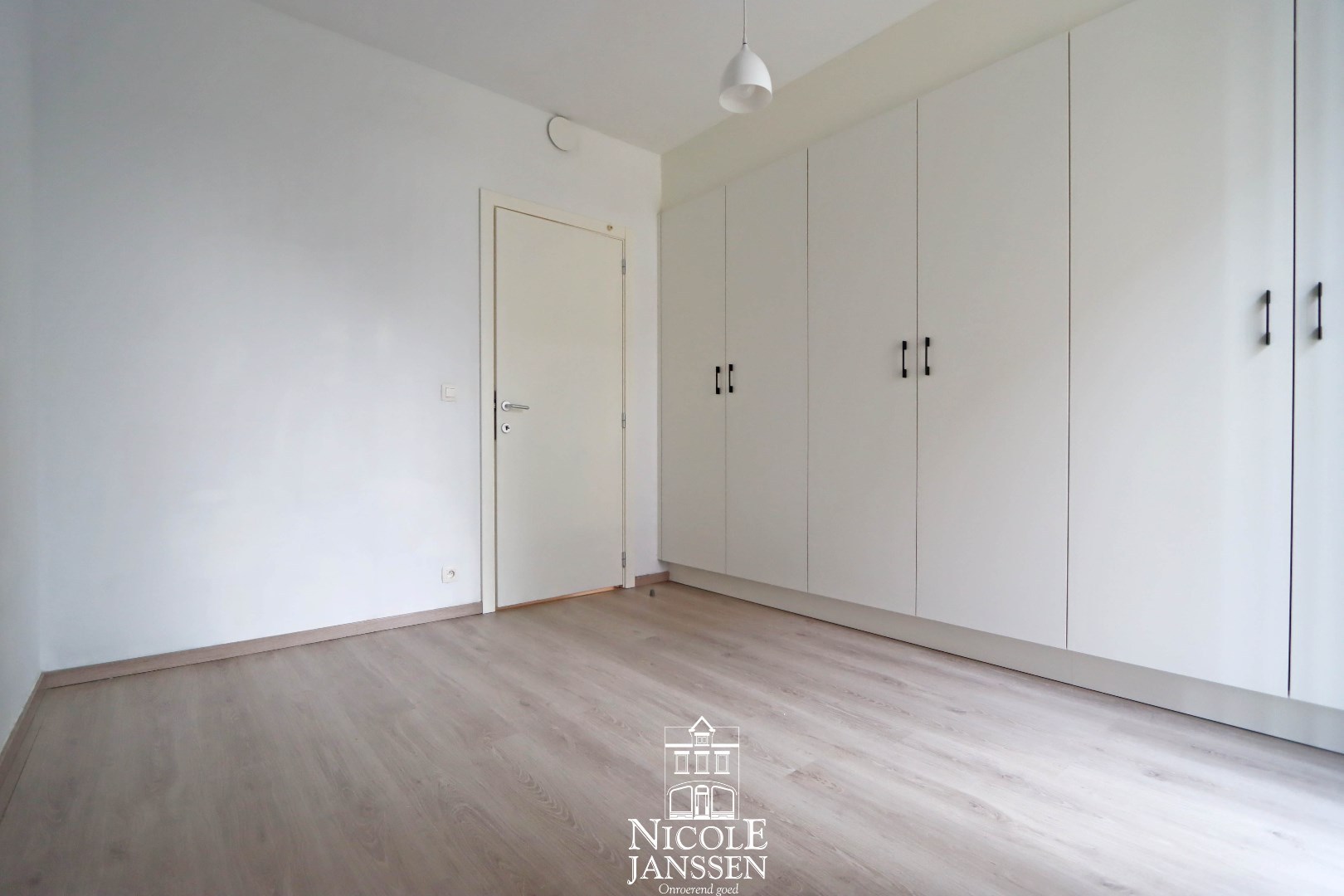 Slaapkamer met vaste kasten 