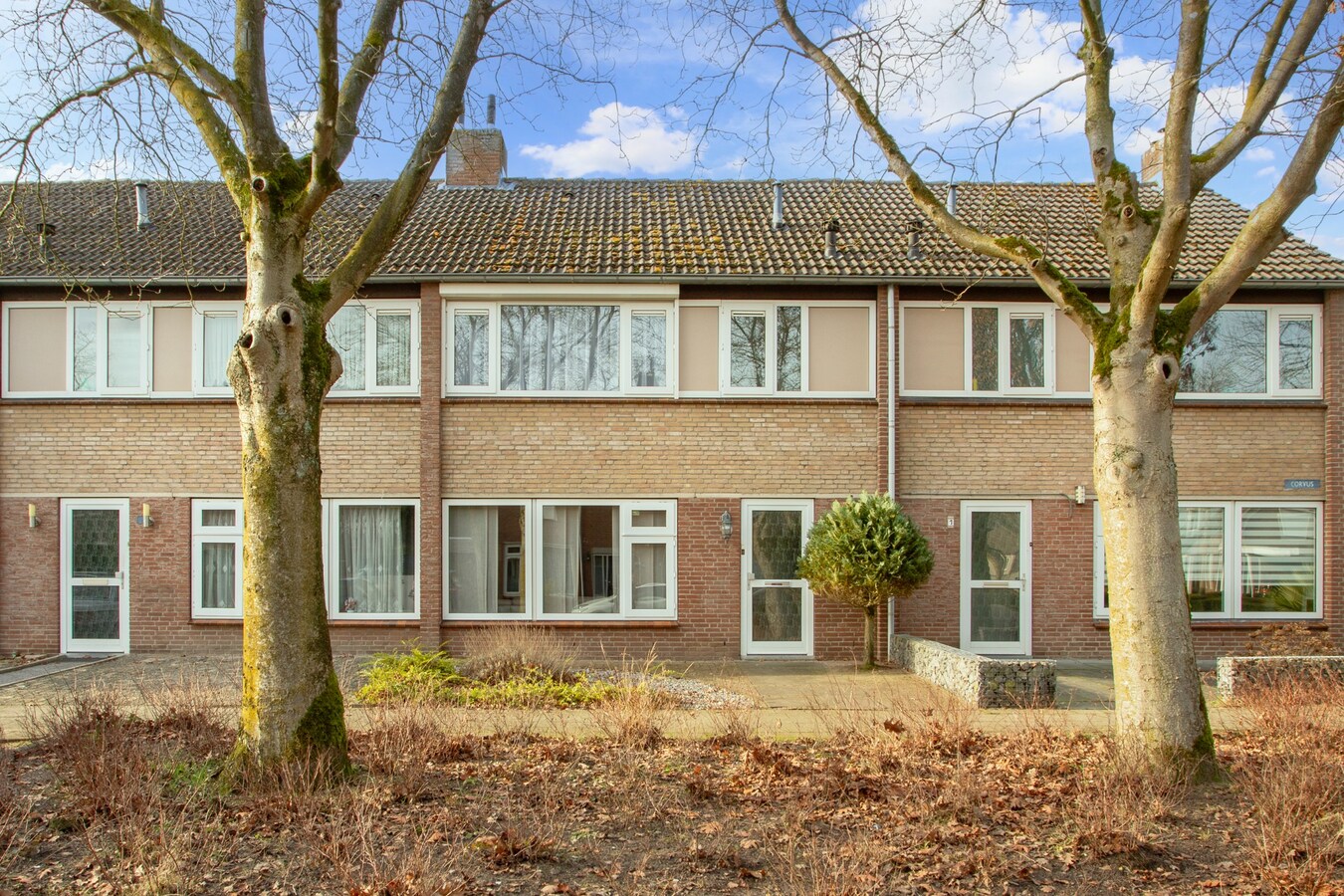 Instapklare tussenwoning waar comfort, ruimte en een fijne woonomgeving samenkomen. 
