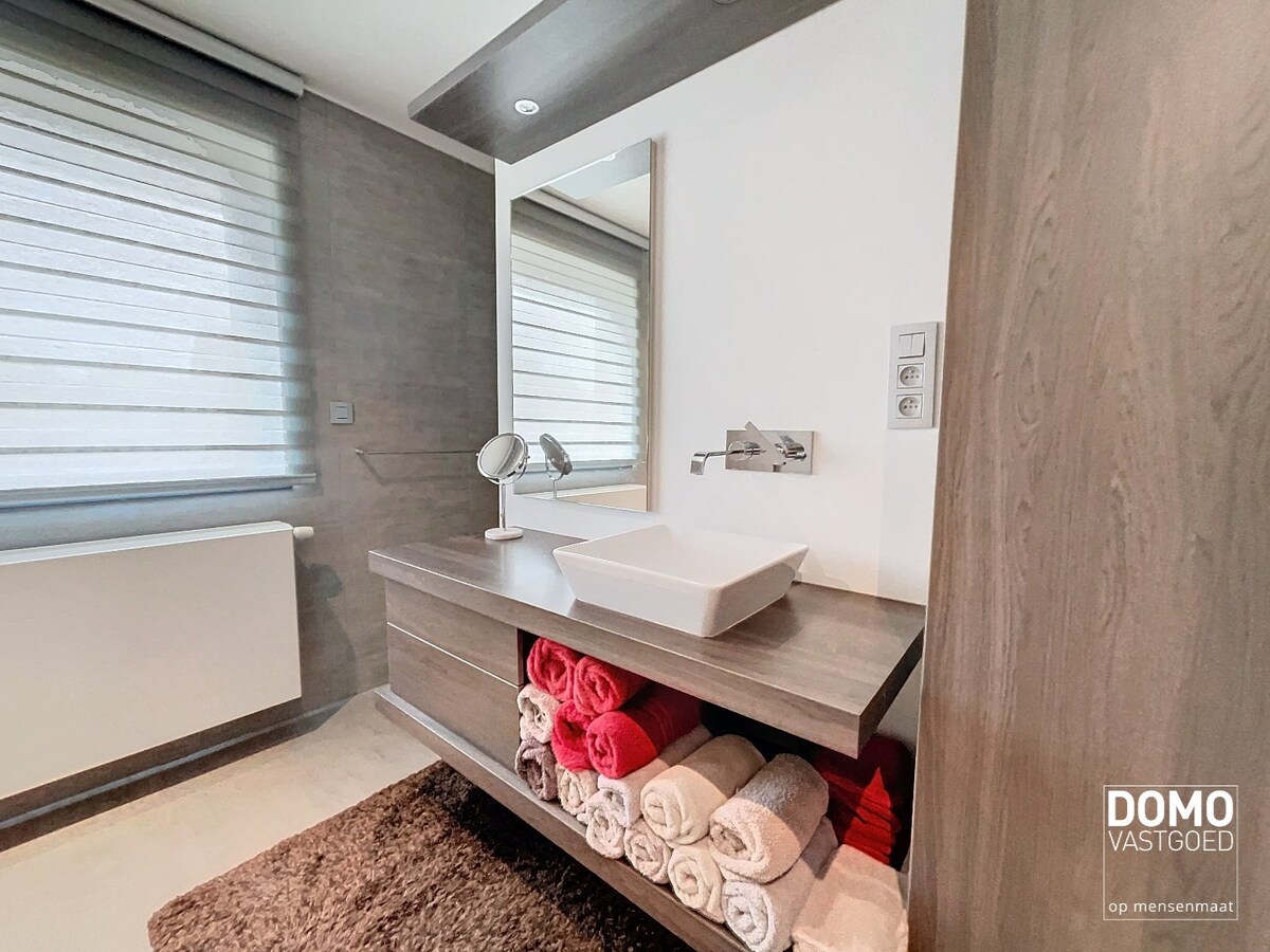 MODERNE OPEN BEBOUWING MET TUIN, INPANDIGE GARAGE EN 2 SLAAPKAMERS TE STOKROOIE 