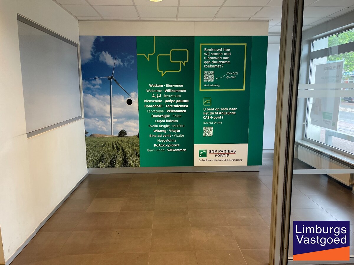 Kantoorgebouw 482m² op 3a85ca met tuin en garage op commerciële topligging 