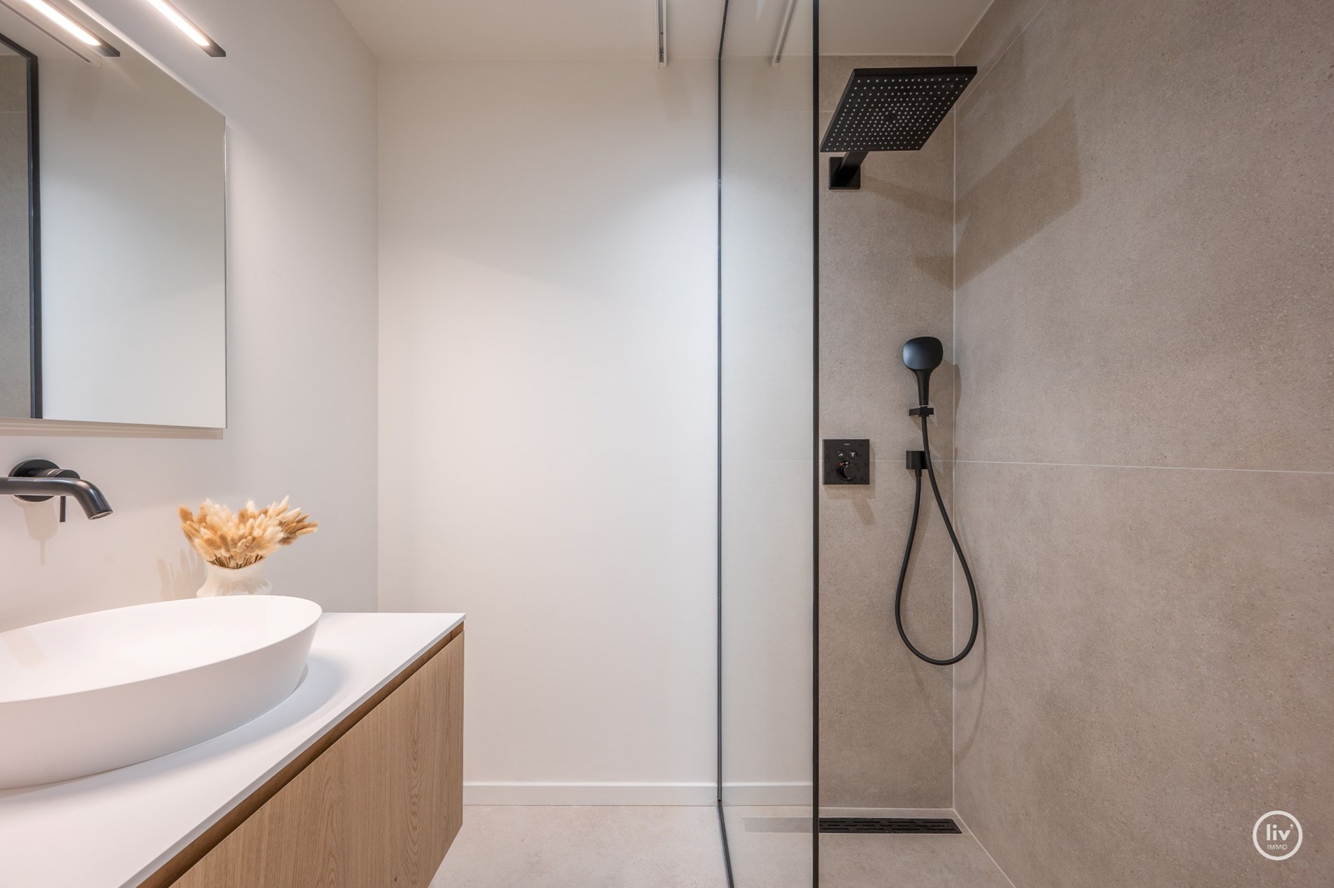 Schitterend gerenoveerd appartement, rustig gelegen, nabij de Lippenslaan en vlakbij de zee te Knokke. 