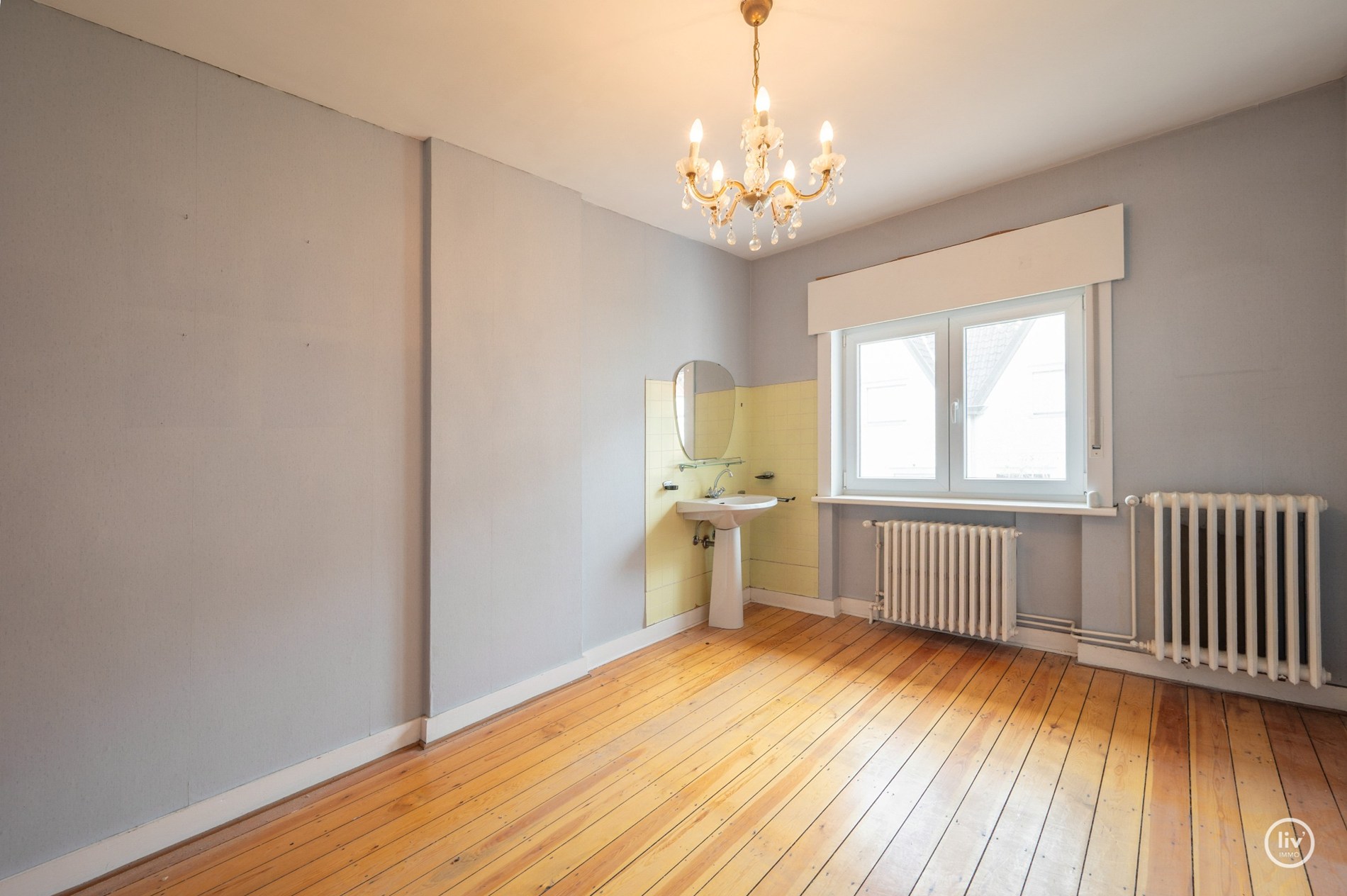 Charmante te renoveren koppelvilla op toplocatie in Knokke, langs de prestigieuze Elizabetlaan en op wandelafstand van strand en casino (met inpandige garagebox) . 