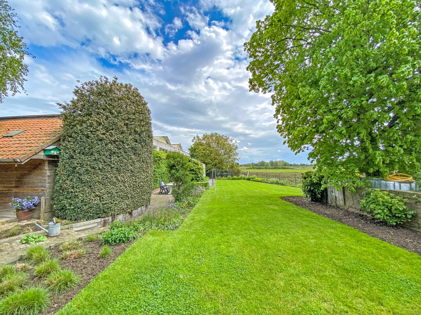 Ruime woning met prachtige verzichten, 5 slaapkamers en dubbele garage. 