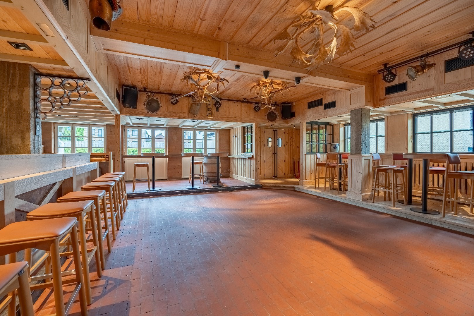 Dancing 'Alphorn' met bovenwoning 