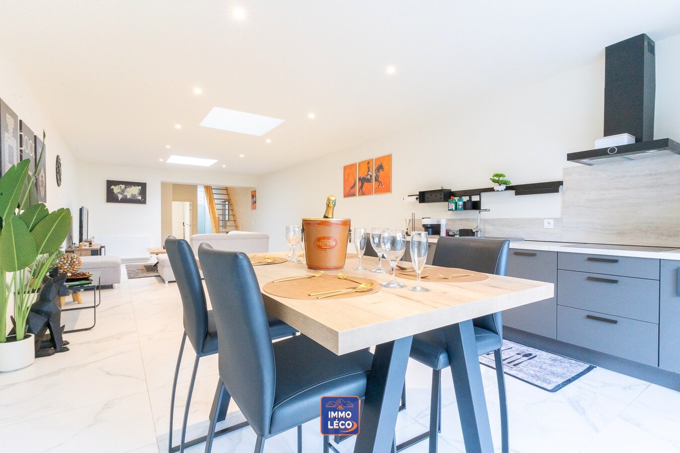 Maison spacieuse entièrement rénovée avec jardin ! 