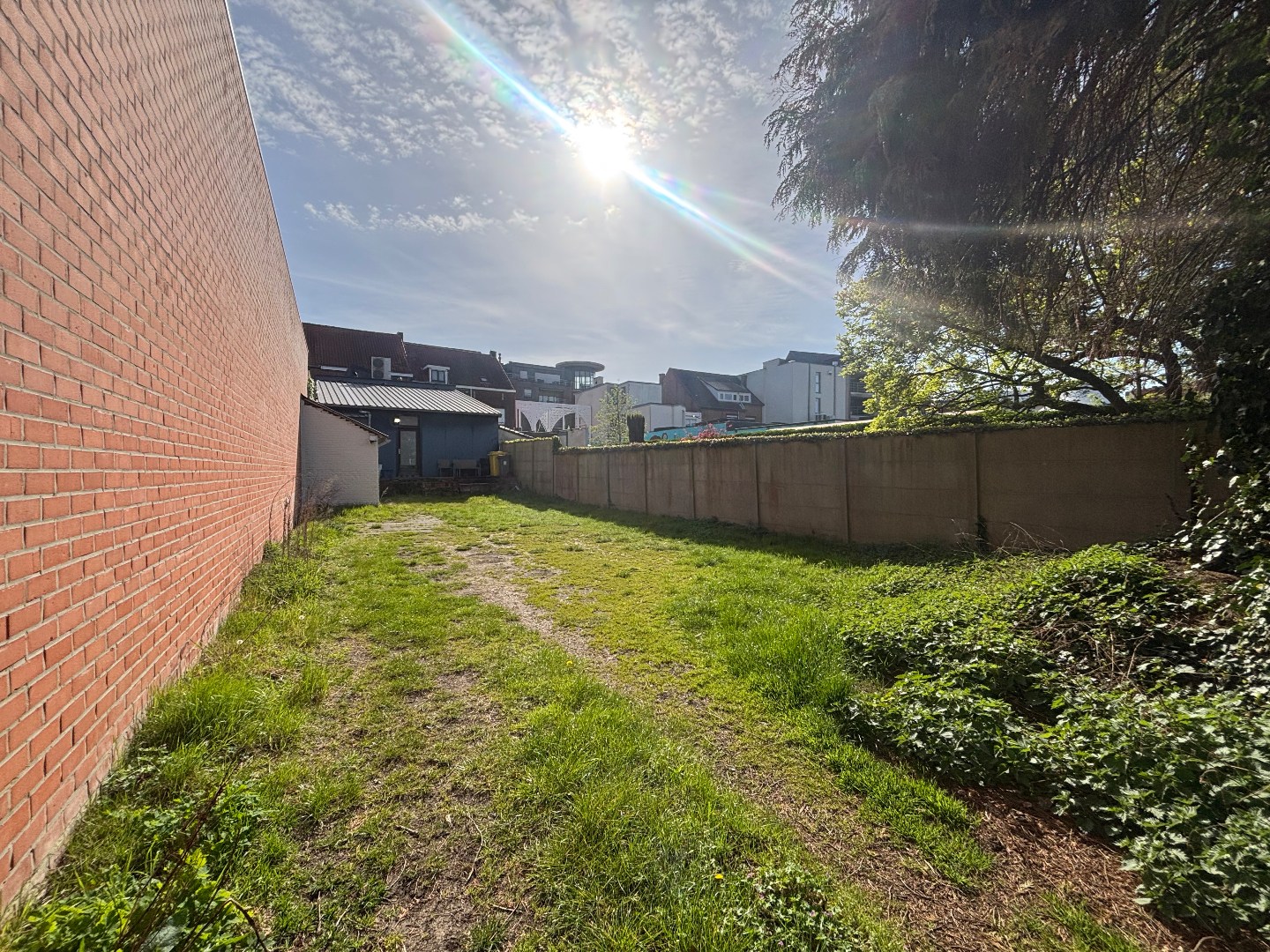 Handelshuis met 2 garages op topligging in centrum van Mol 