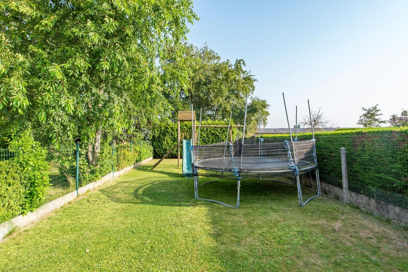 Volledig instapklare woning met 3 slaapkamers en mooie tuin in het hartje van Jonkershove. 