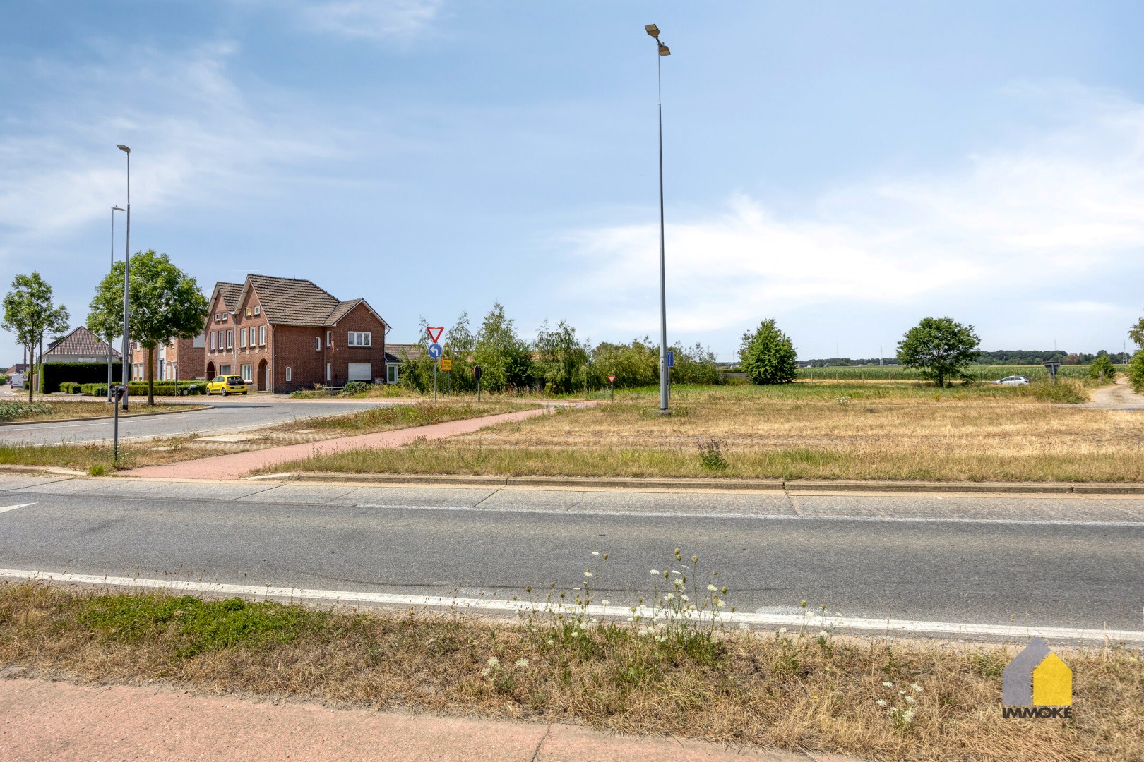 Karaktervolle, halfvrijstaande woning op 7a 31ca met aangrenzend weiland 16a 50ca. 