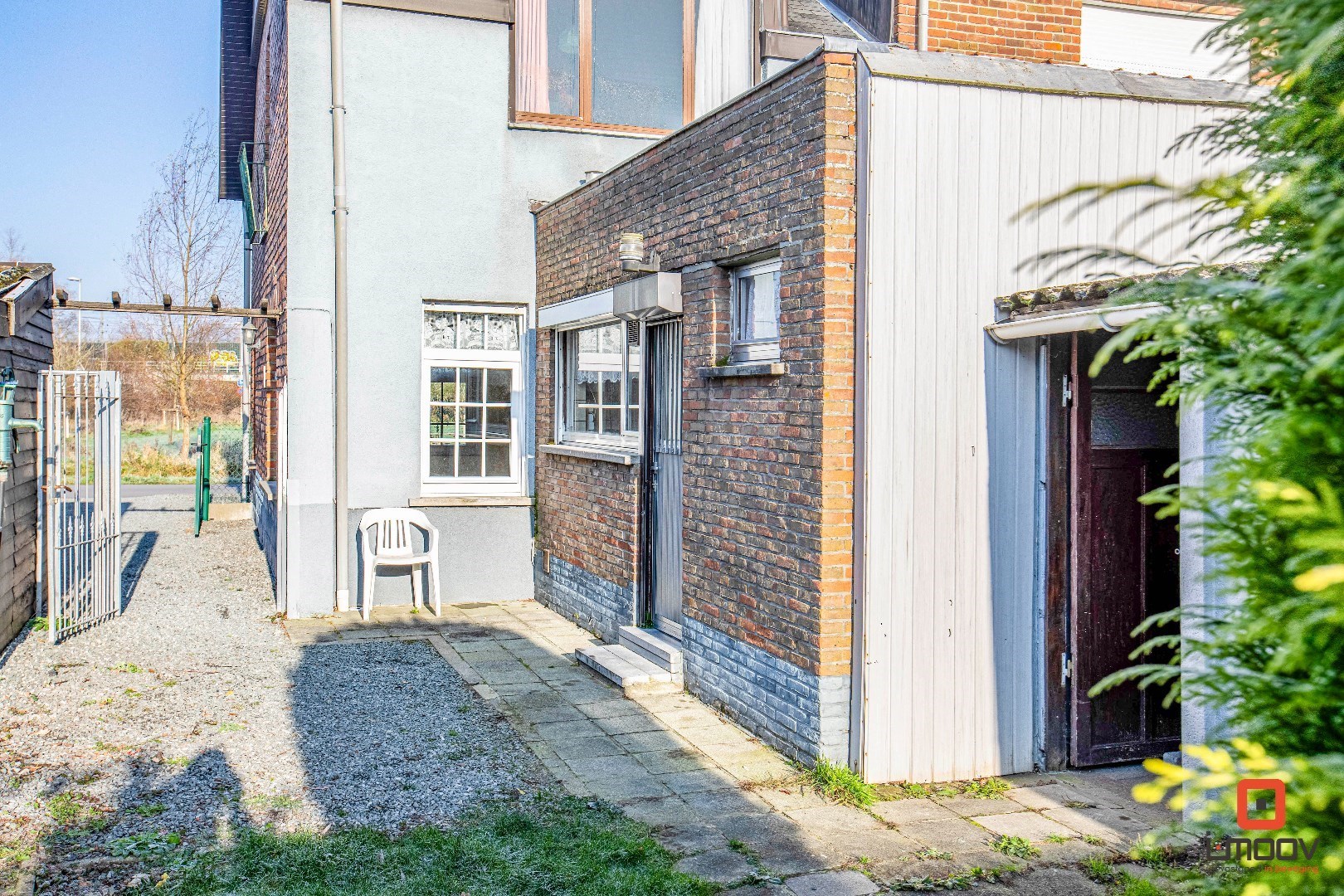 Te renoveren halfopen woning met unieke locatie 
