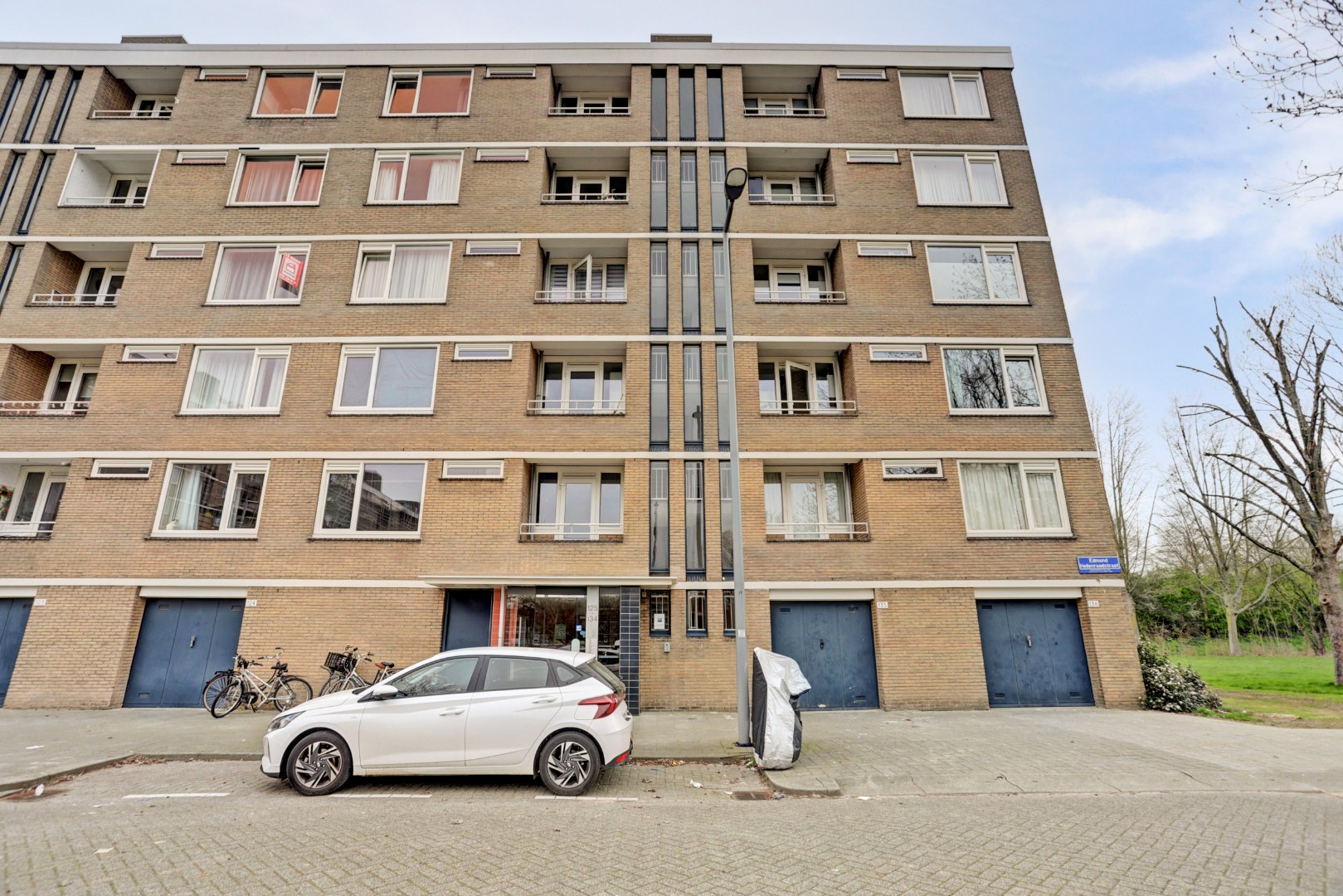 Zonder klussen te betrekken, instapklaar 3-(voorheen 4) kamer appartement met moderne keuken en badkamer, 2 balkons, berging in de onderbouw en gelegen op eigen grond! 