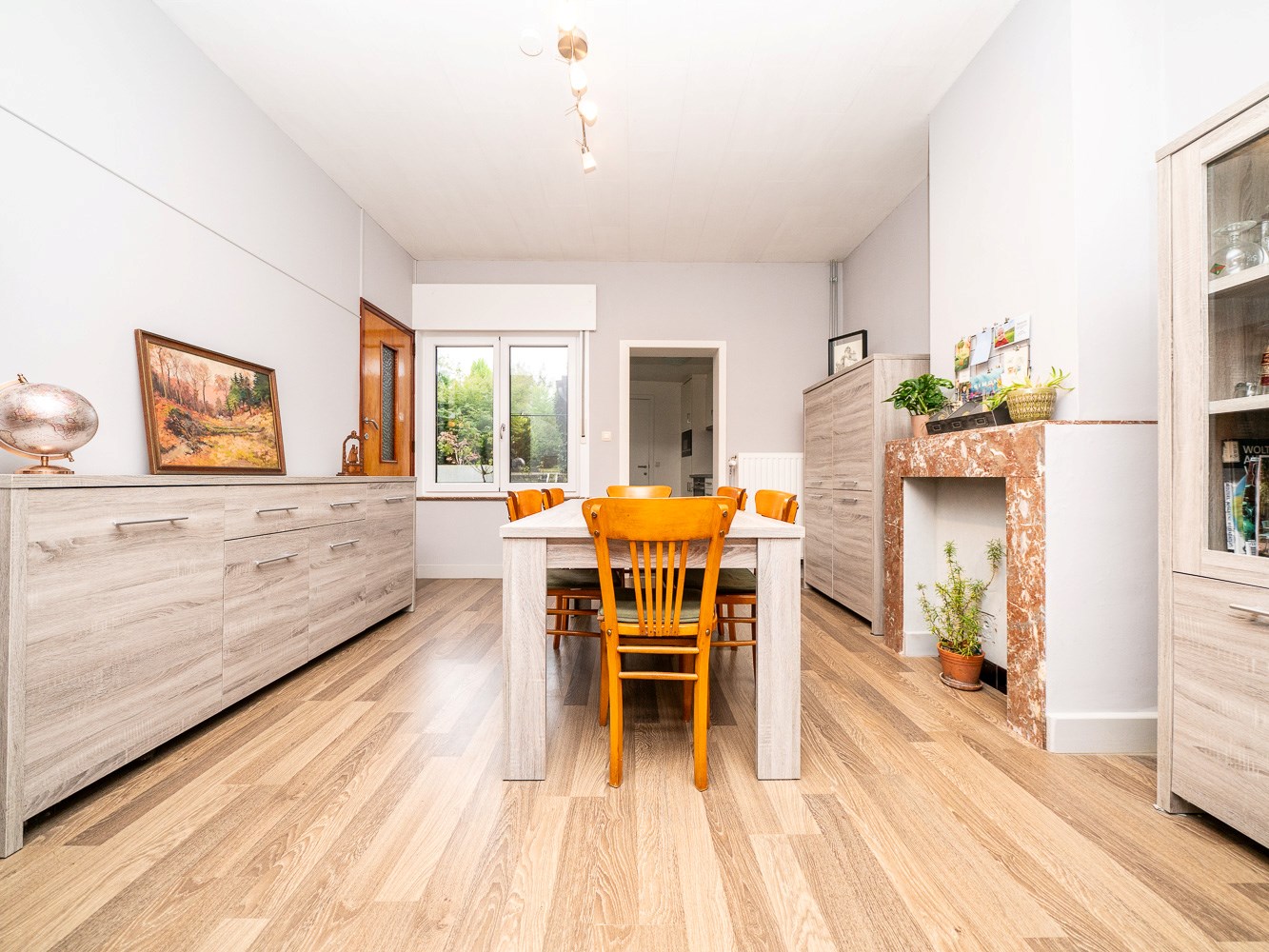 Volledige gerenoveerde 3-gevel woning 