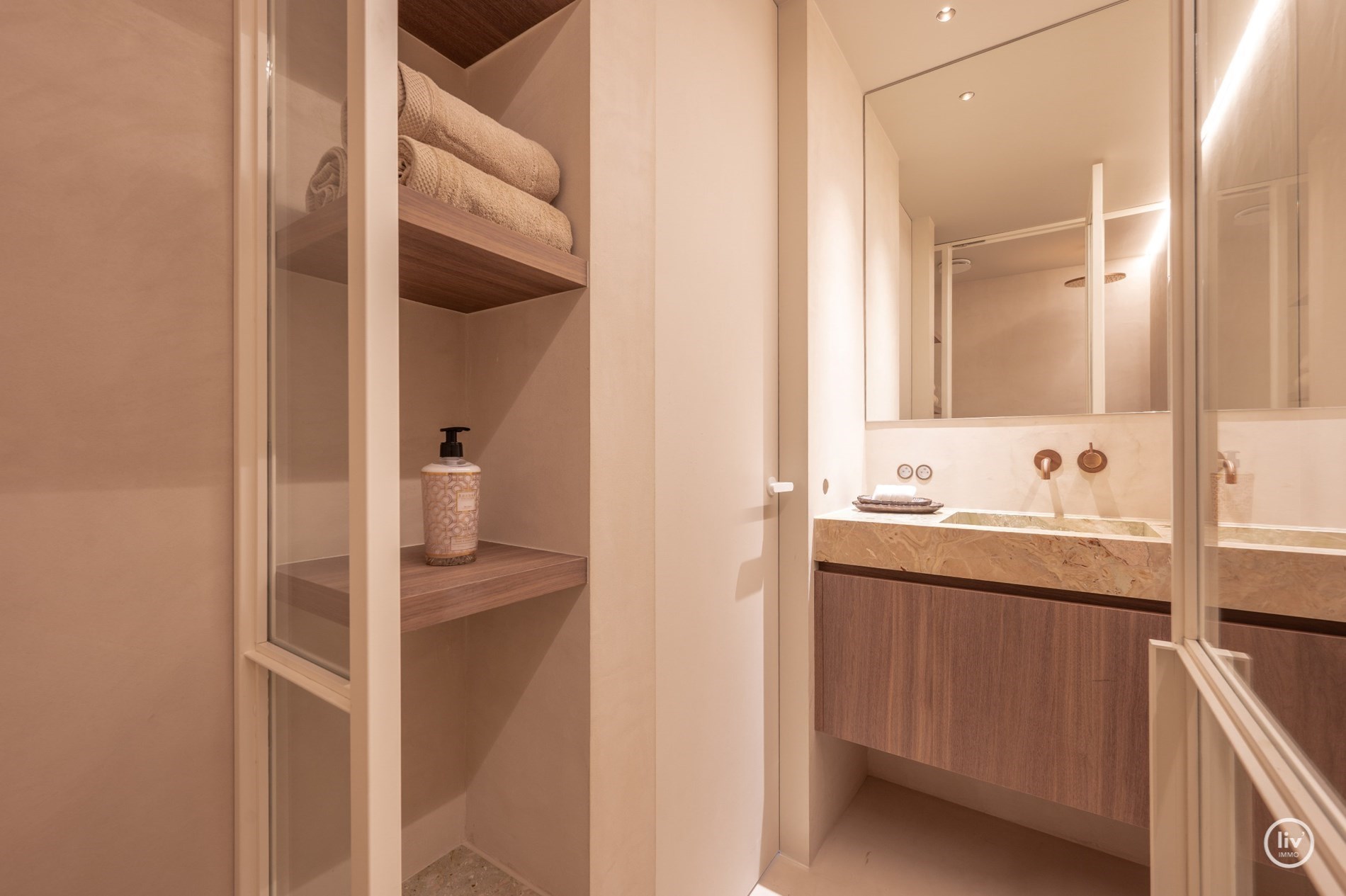 Magnifique appartement d'angle avec vue frontale sur la mer et terrasse orientée ouest situé sur la place de la Tour de Lumière à Knokke. 