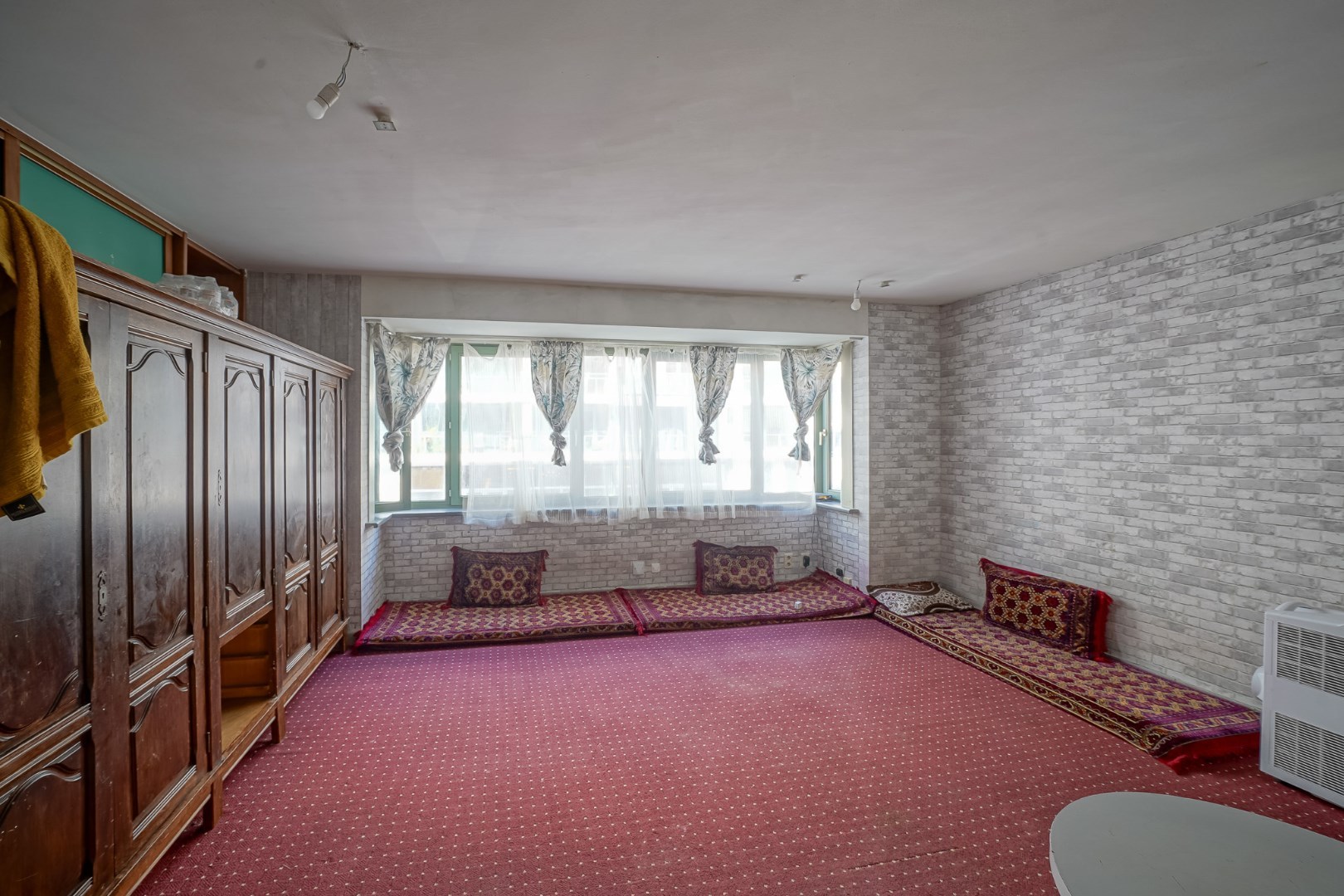 Handelsgelijkvloers met bureauruimte te Oostende 