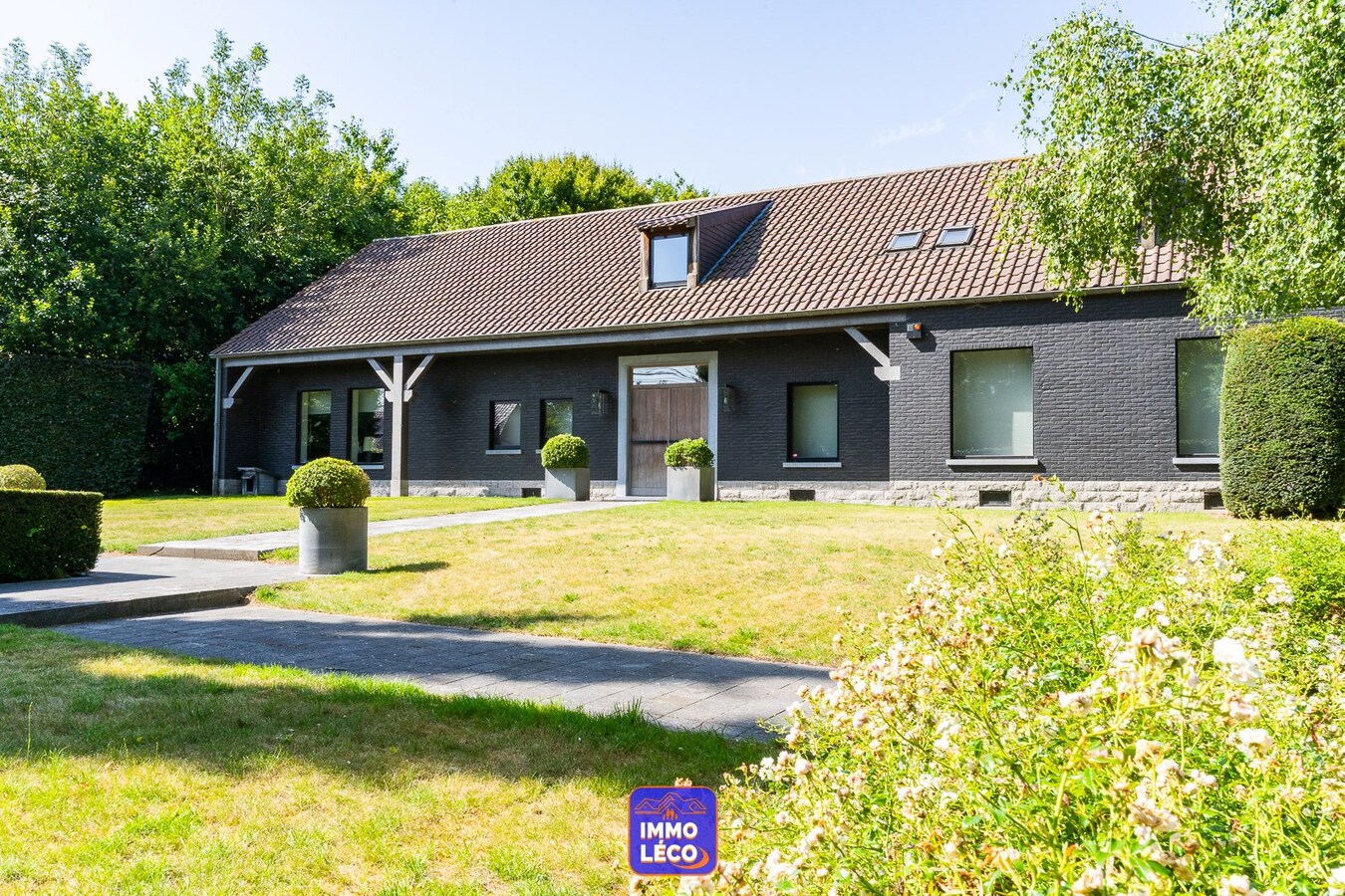 Villa semi Plain-Pied érigée sur 4592m², piscine, 4 garages, parking 10 voitures, ... COUP DE COEUR assuré ! 