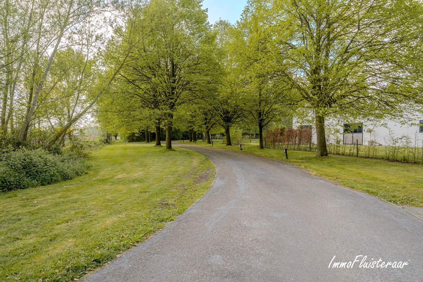 Exclusieve villa met professionele hippische accommodatie op ca. 14,5 ha (mogelijkheid tot aankoop extra gronden) te Astene (Deinze) 