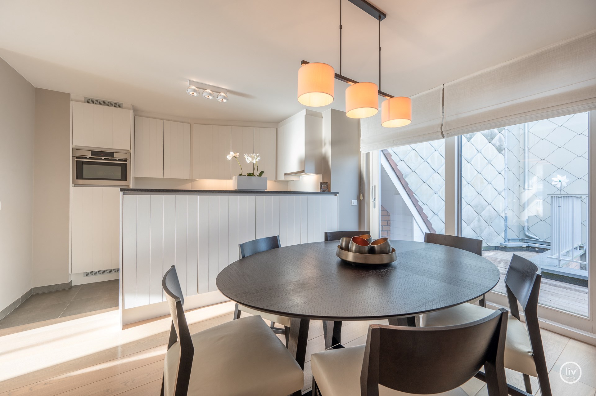 Appartement en duplex ensoleillé et spacieux avec terrasse orientée plein sud situé dans la Zoutelaan à Knokke. 