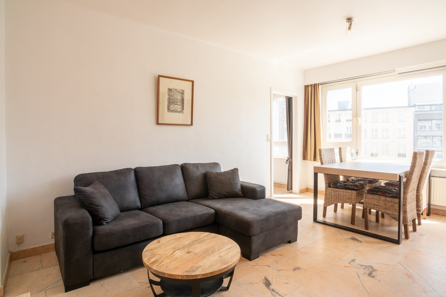 Instapklaar appartement op een zucht van strand en zeedijk 