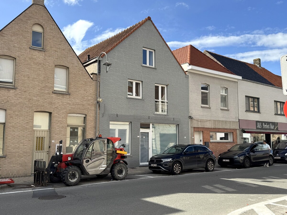Ruime gezinswoning met zonnige buitenruimtes in de dorpskern van Westkapelle. 
