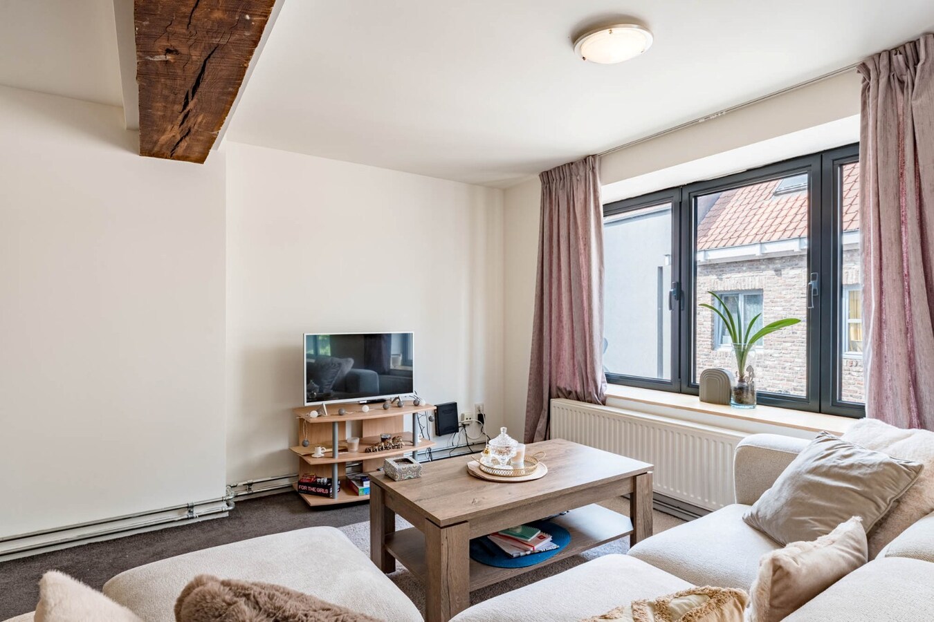 Comfortabel appartement op de 2de verdieping van een kleinschalige residentie op een steenworp van de historische markt! 