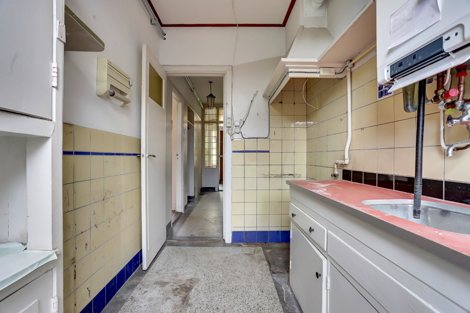 Unieke kans?! Zelf transformeren vanuit de vorige eeuw naar uw eigen hedendaagse smaak, dat kan met deze 5-kamer tussenwoning met 20m diepe tuin! 