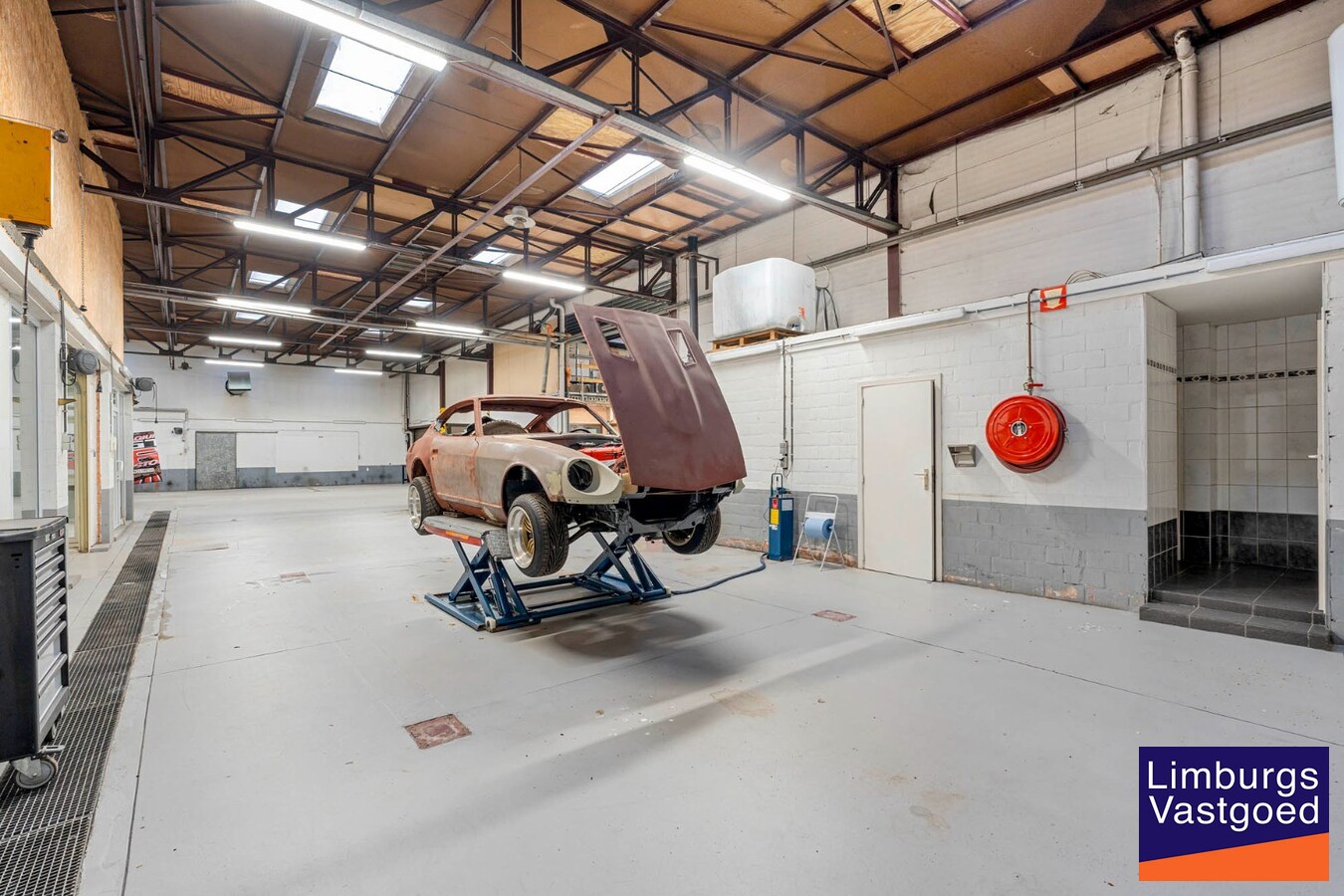 Bedrijfsgebouw met kantoren, magazijnen en woonst - groot 2580 m² 