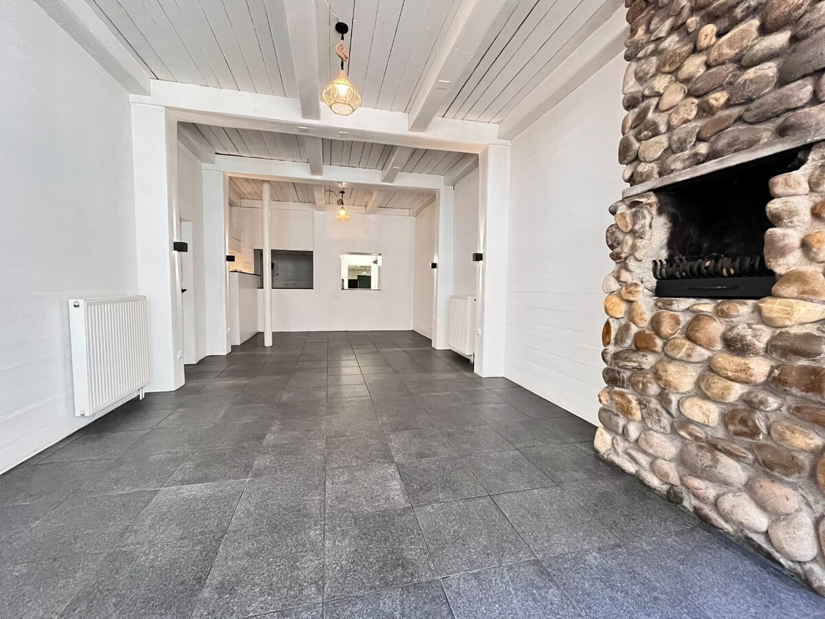Polyvalent handelspand (restaurant, afhaalrestaurant, wijnbar,  kantoor, winkel...) gelegen op 100 meter van de historische markt van Maaseik! 