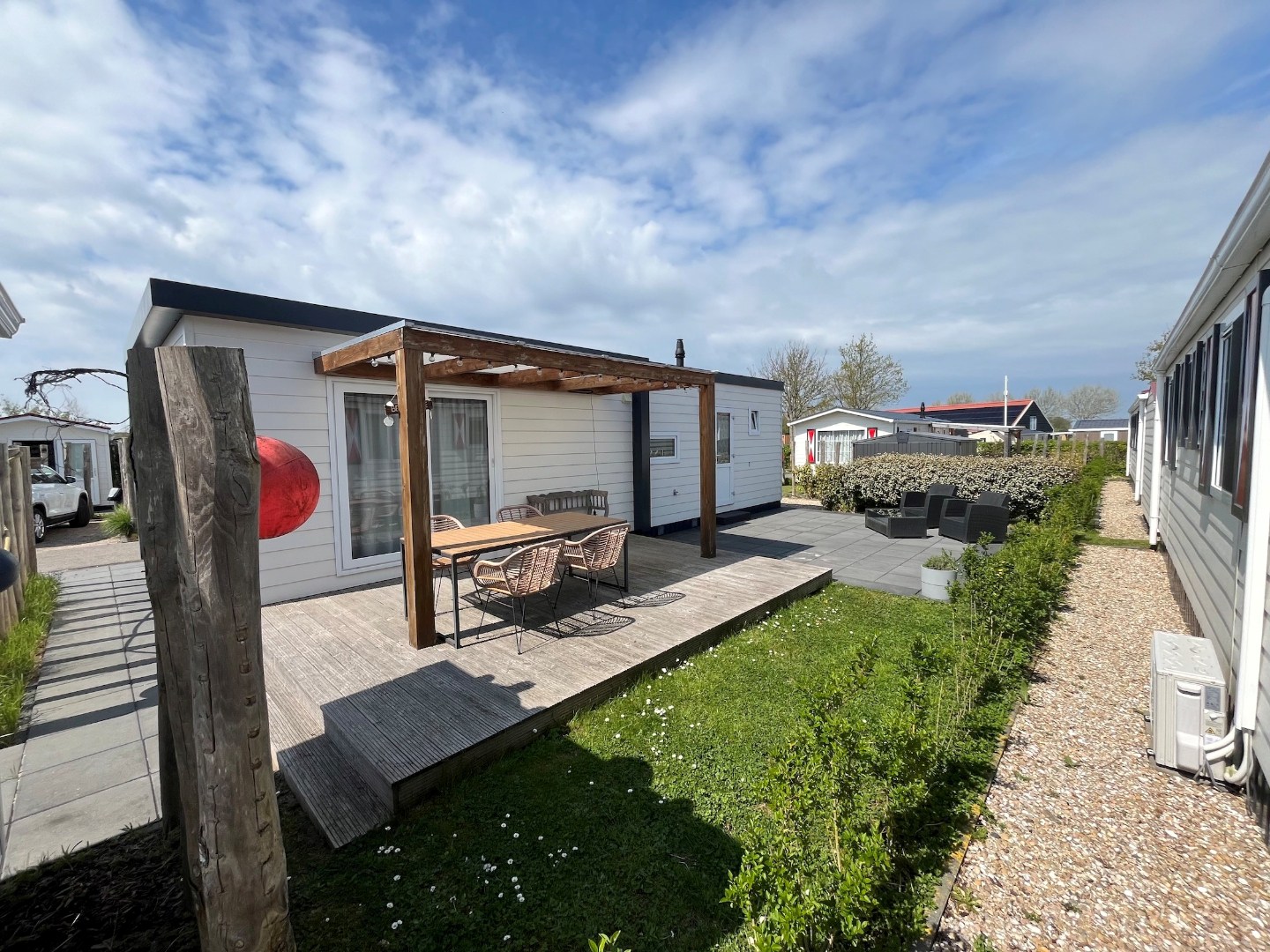 Ontsnap aan de dagelijkse hectiek en geniet van een welverdiende vakantie in deze charmante chalet (nr. 245), te koop aangeboden op park Duinzicht in Koudekerke! 