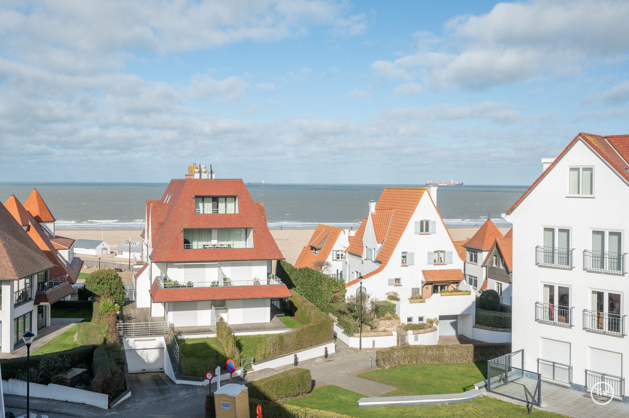 Zeer luxueus gerenoveerd 4 slaapkamer hoekappartement ideaal gelegen te Duinbergen genietend van zeezicht. 