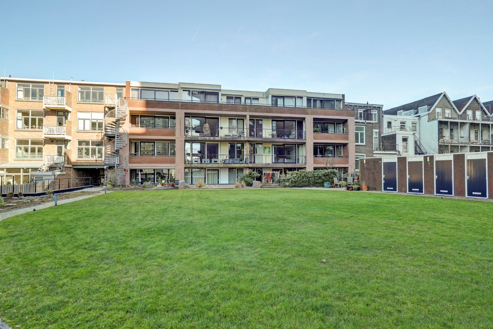 Luxe uitgevoerde 2- (voorheen 3) kamer appartement op de 3e etage met fraaie keuken, badkamer, balkon met uitzicht en gelegen op eigen grond. 