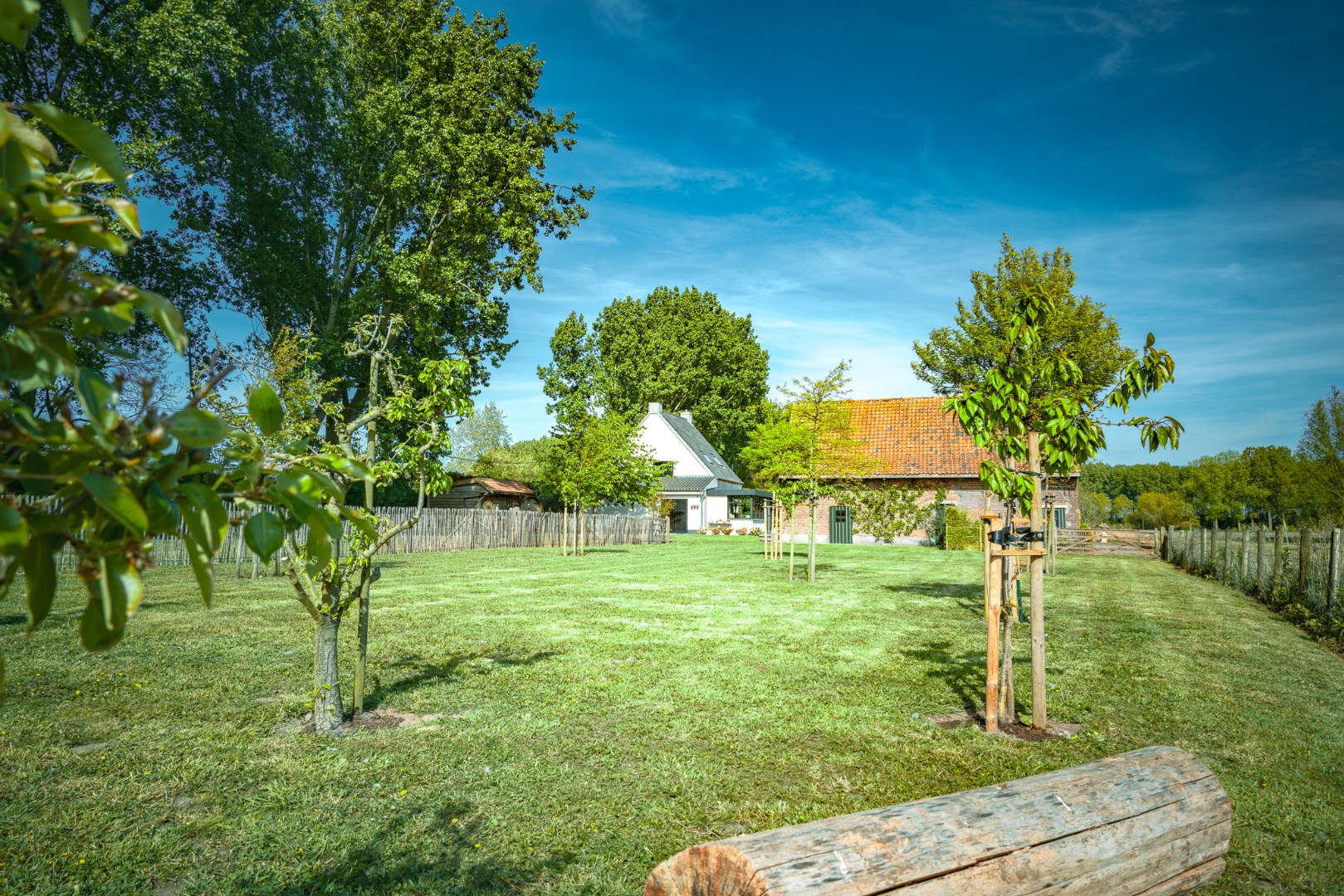 Unieke hoeve met schuur op 2.809m² gelegen in “valleigebied” te Boekhoute 