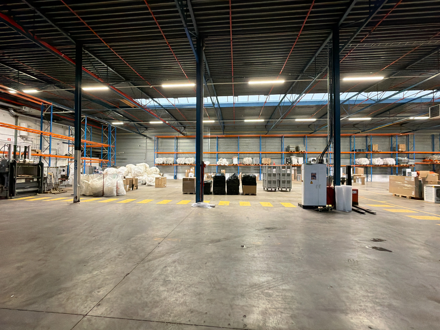 Logistieke loods met kantoor te huur in Bornem