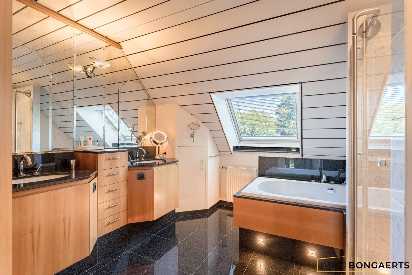 Bijzonder ruime woning op een uitzonderlijk perceel van maar liefst 16 are 