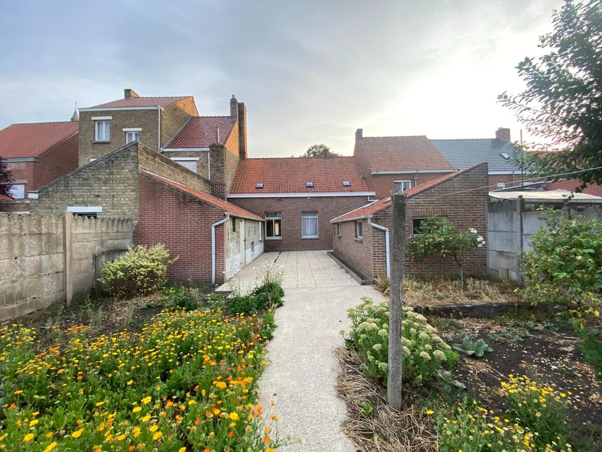 Verrassend ruime woning in het centrum van merkem 