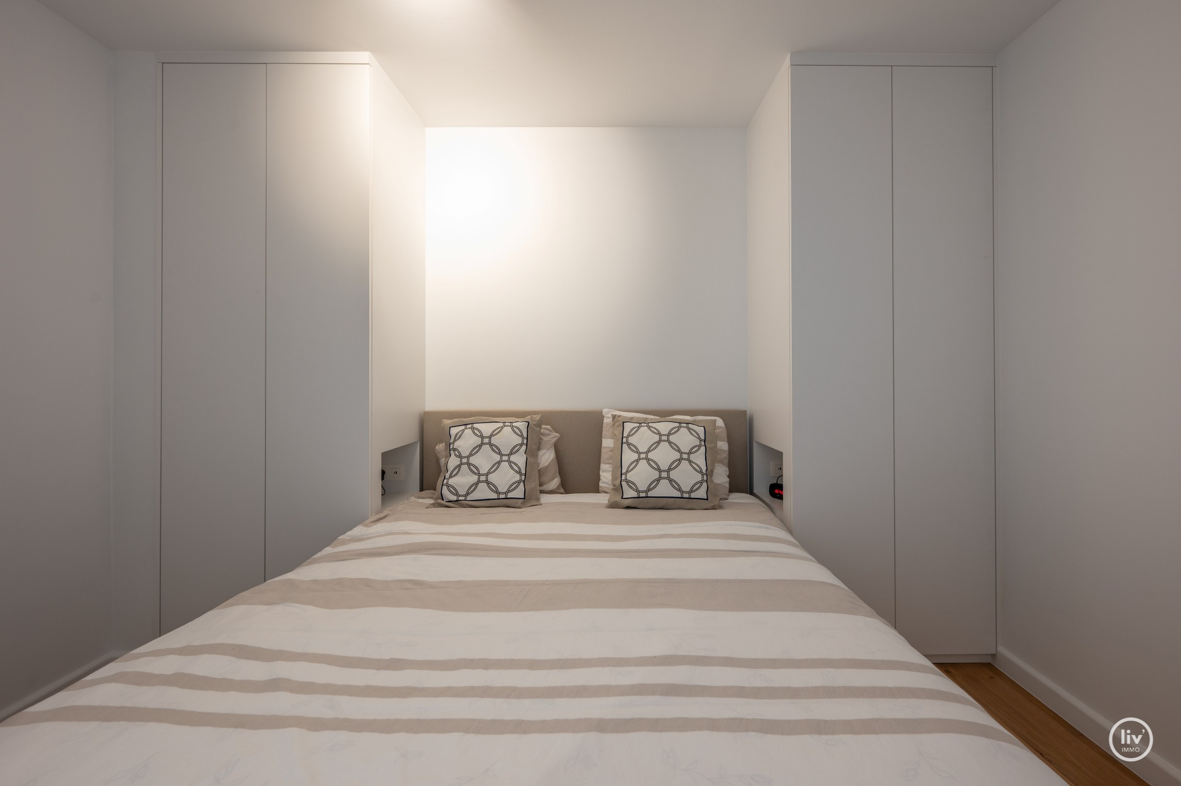 Prachtig gerenoveerd 2 slaapkamer-appartement gelegen te Leopoldlaan te Knokke met balkon. 