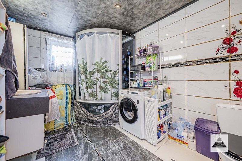 Centraal gelegen halfvrijstaande woning. 6 slaapkamers. Te renoveren. 