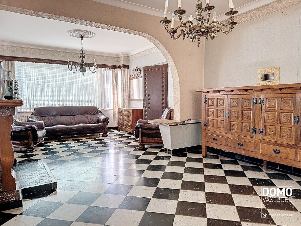 Ruime open bebouwing met tuin gelegen te Kermt. 