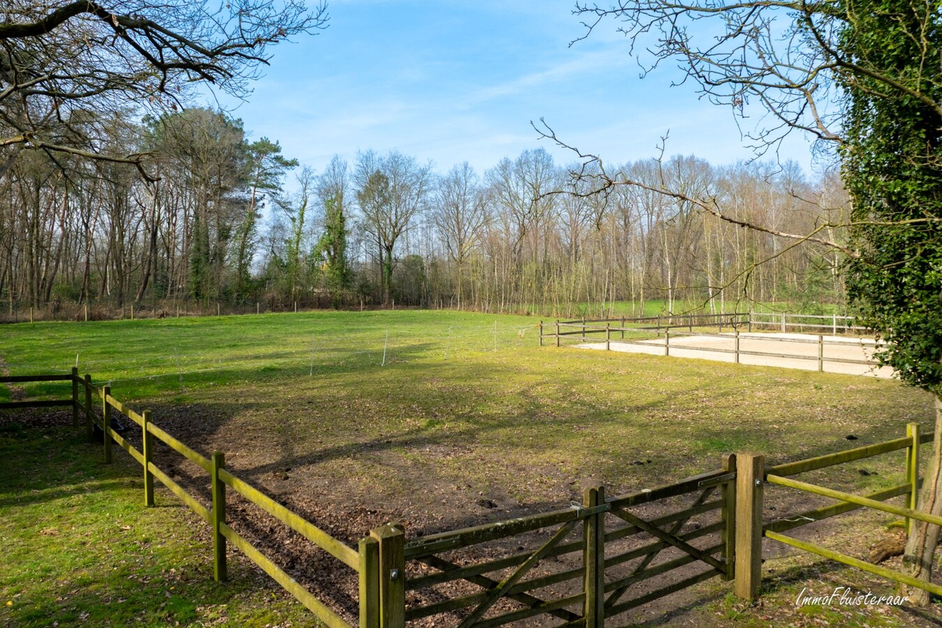 Karakteristieke woning met charmante chalet en paardenfaciliteiten op ca. 9.604 m² te Geel 