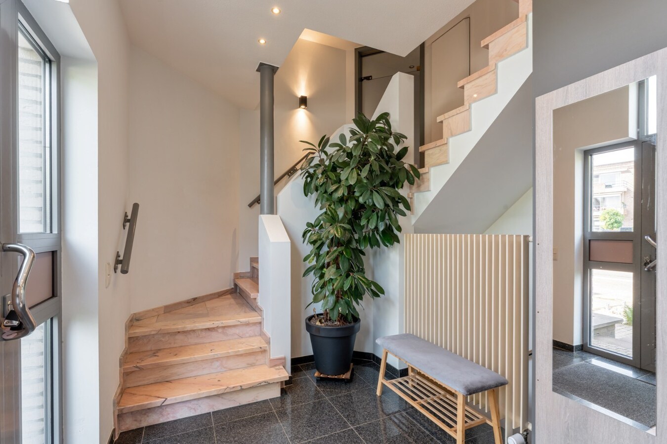 Zeer ruime, goed afgewerkte woning met diverse mogelijkheden nabij het centrum van Maaseik! 